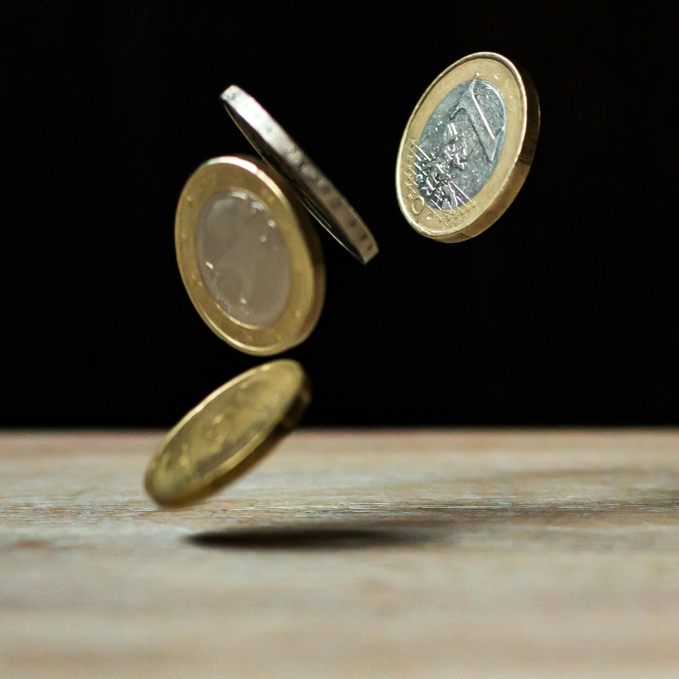 如何通过国际黄金收盘价分析市场趋势？这种分析方法如何影响投资决策？