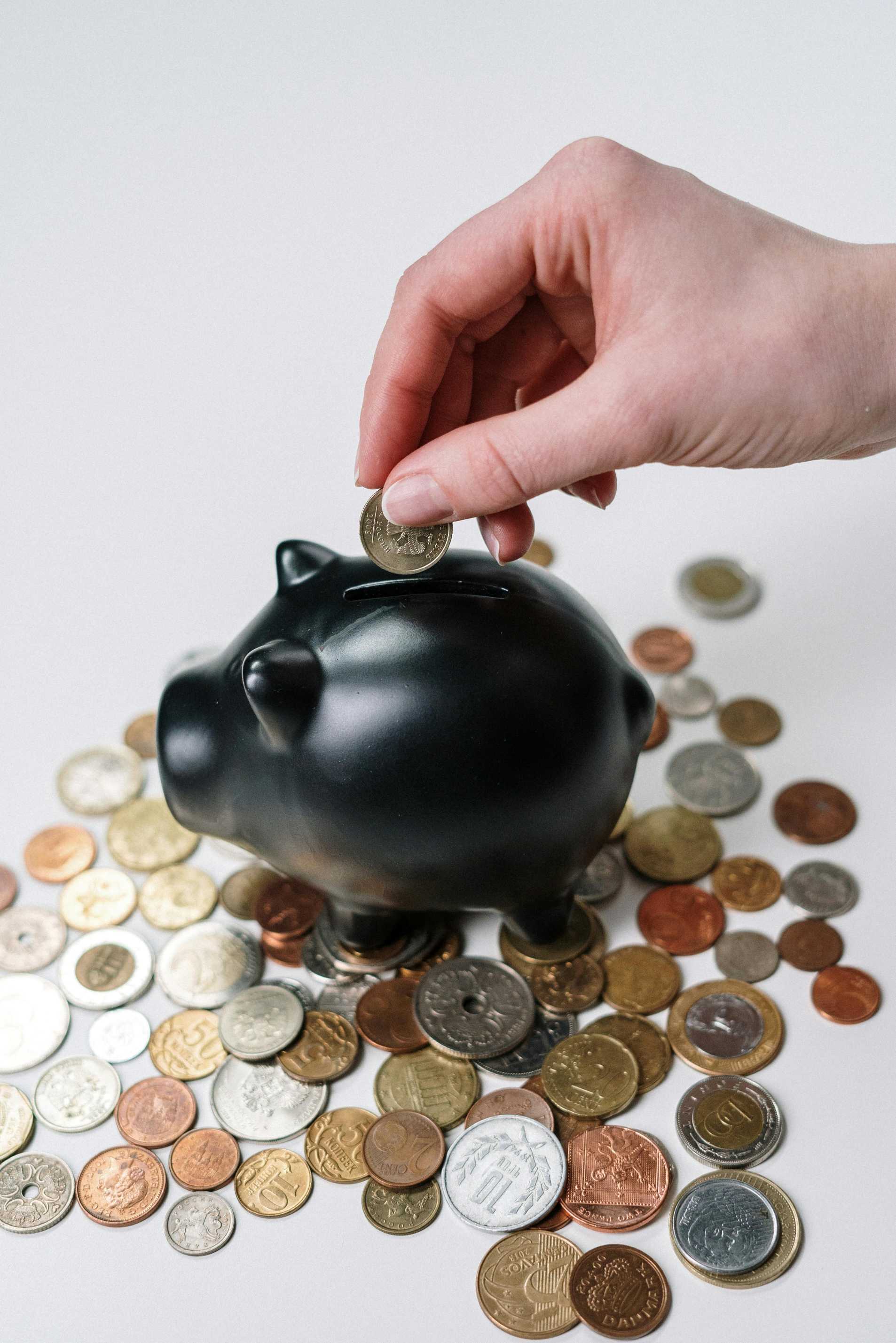 如何探究贵金属黄金与国际金价的关系并进行投资分析？这种关系对黄金市场有何作用？