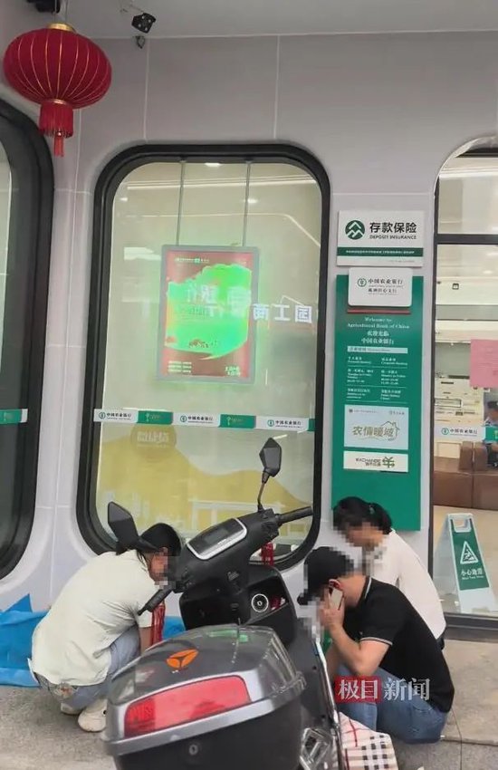 重病妇女被要求“本人到银行”才能取款，后在办理业务过程中去世！多方回应