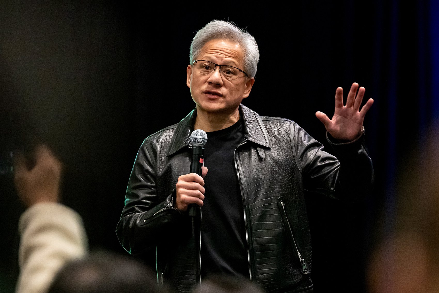 英伟达盘中再创新高，黄金、原油收涨！美联储官员：美国最新关税威胁可能会推迟降息！美股出现这一回调信号