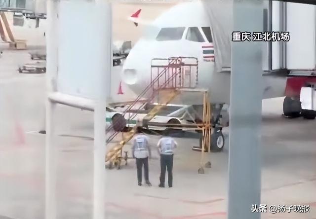 亚航一曼谷飞重庆航班遭冰雹袭击，前挡风玻璃破裂，乘客：下机后看到大洞心惊胆颤，感觉捡回一条命