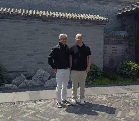 会见黄仁勋聊了啥？MiniMax创始人闫俊杰回应：哈哈，我不能说