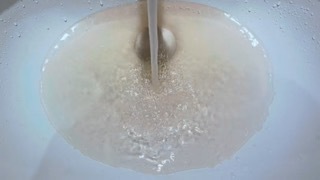 温州永嘉一小区业主指自来水发黄发臭，物业：老管爆裂后进了雨水水源，已处理